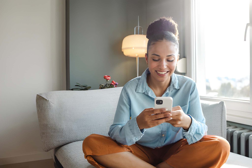 Customer using a smartphone while a support team delivers great experiences across channels
